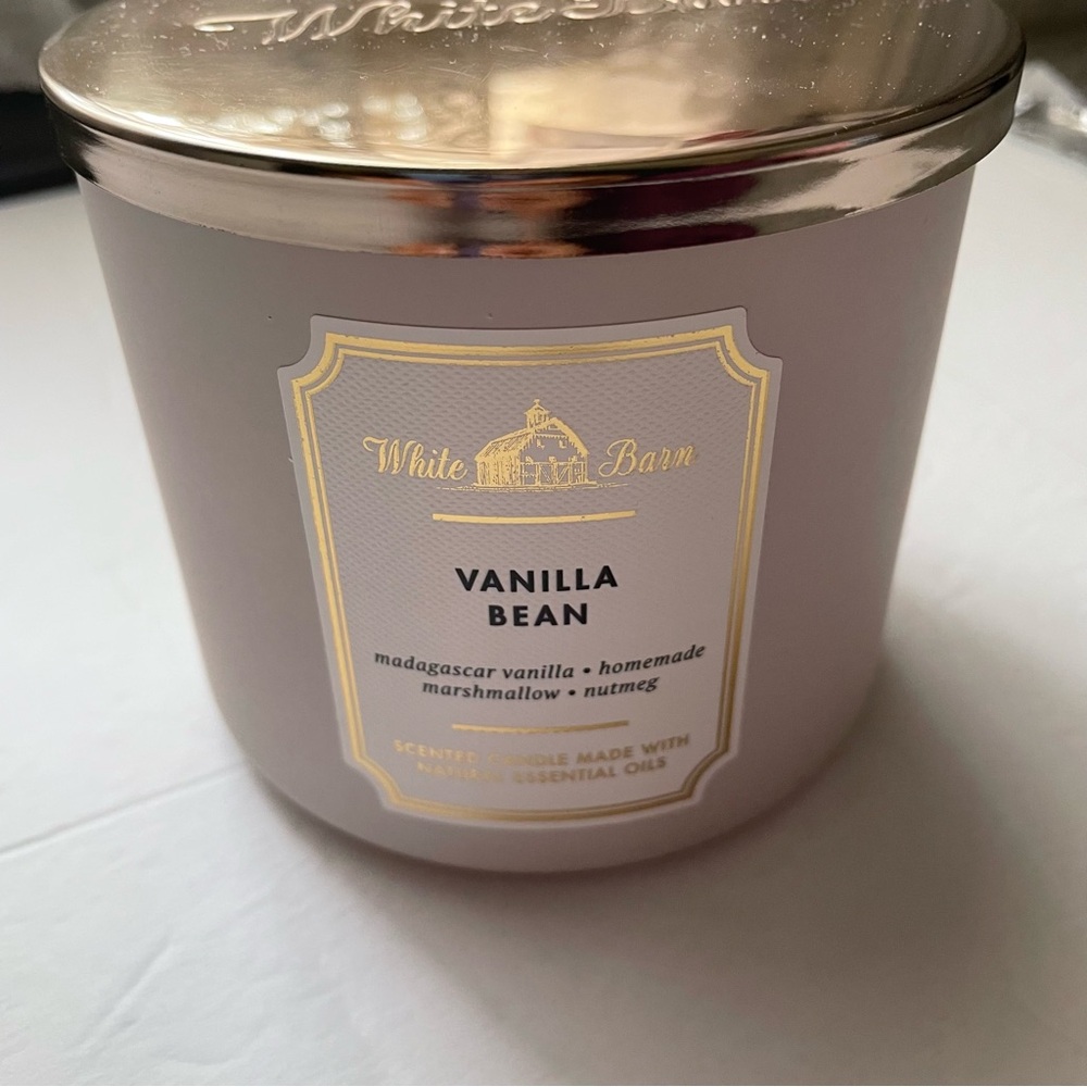 White Barn Vanilla Bean 3-Wick Candle with Gold Lid‎
